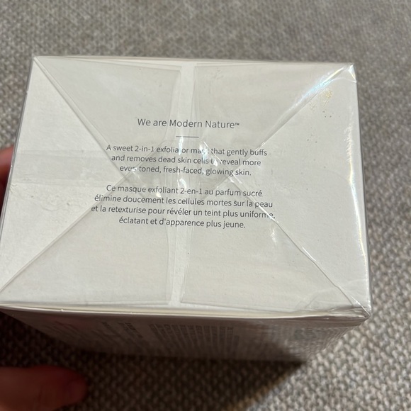 New Monat Berry Refined Scrub - Picture 2 of 2